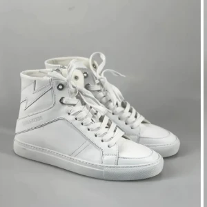 Vita sneakers med snörning - Snygga vita sneakers från Zadig, endast använda fåtal gånger inga defekter!! 