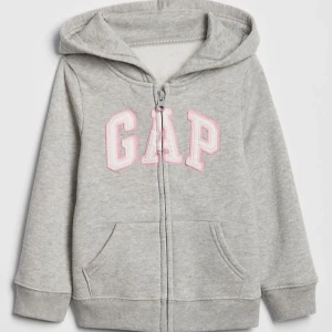 Grå och rosa hoodie från GAP - Säljer denna jäääättesnygga hoodie för att jag beställde den i fel storlek 😭💋Det är den gråa hoodie från GAP. Den har en stor GAP-logga i rosa och vit. Nypris 320 (kommer att ta ner annonsen snart för att jag ska flytta och kommer rensa)
