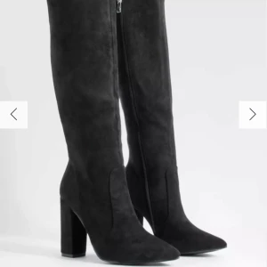 Svarta stövlar med klack - Helt nya och oanvända knähöga klackar från boohoo. Säljs inte längre. Nypris 800kr och jag säljer för 400kr. Storlek 37. Suuper skönt material, mocka! 💕 