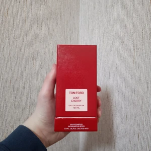 Tom Ford Lost Cherry Eau de Parfum 100 ml - Säljer en lyxig Tom Ford Lost Cherry Eau de Parfum i en elegant röd flaska. Doften är förförisk och unik, perfekt för den som vill sticka ut. Flaskan rymmer 100 ml och kommer i en stilren röd förpackning.
