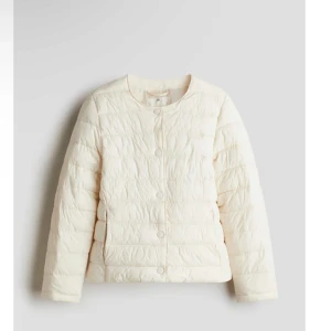 Vit quiltad jacka - Säljer en stilren vit quiltad jacka med rund hals och knäppning framtill. Jackan har en klassisk design med långa ärmar och är perfekt för våren. Passar till många olika outfits och tillfällen. Skriv till mig för mer info och bilder💕💕