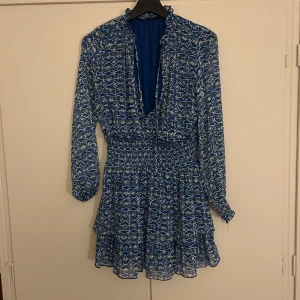 Zara klänning  - Super fin blå klänning från Zara. Säljer pga att den inte används,den är i nytt skick💙