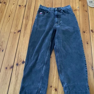 Svarta jeans från Big Boy - Säljer dessa big boy jeans då dom inte passar längre. Dom är baggy och lite faded colour skig snygga om man vill va en skejtig look