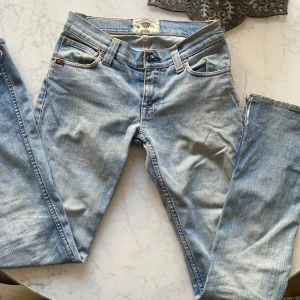 Ljusblå jeans från tiger of Sweden  - Säljer ett par ljusblå jeans från tiger of Sweden. Perfekta ljusblåa färgen nu till våren/sommar. 