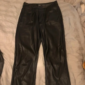Svarta skinnbyxor från BIKBOK - Väl använda byxor som är i fint skick. Förutom ett litet hål i knät men det syns inte på, kan skicka bild privat