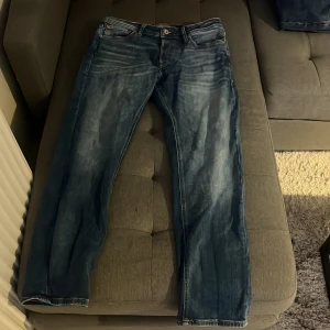 Blå jeans från Jack & Jones - Snygga blå jeans från Jack & Jones med en tapered passform. Säljs för att dem var för små när jag beställde dem. Aldrig använda och skick 10/10!!😋