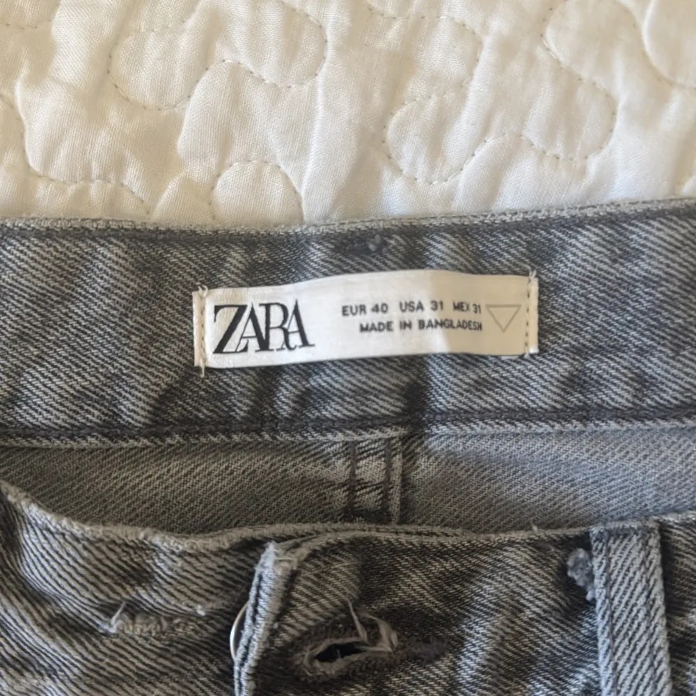 Snygga grå jeans från Zara i en klassisk straight fit. De har en normal passform och är tillverkade i ett slitstarkt denimtyg. Perfekta för en avslappnad stil. Använt en gång. Stolen 40. Jag är 183cm lång. . Farkut & Housut.