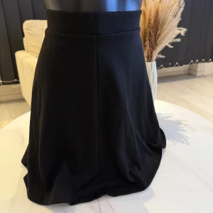 Svart kjol - Snygg svart kjol med en enkel och stilren design. Perfekt för olika tillfällen och lätt att matcha med olika toppar. Passar perfekt som oversize modell. Jag rekommenderar den varmt.🌸👌