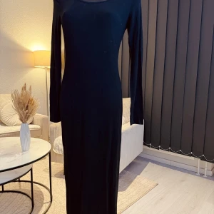 Svart långklänning - Elegant svart långklänning med långärmad design. Perfekt för en stilren och sofistikerad look. Klänningen har en enkel och tidlös stil som passar många tillfällen. Passar perfekt som oversize modell (s/m/l storlek). Jag rekommenderar den varmt.🌸👌