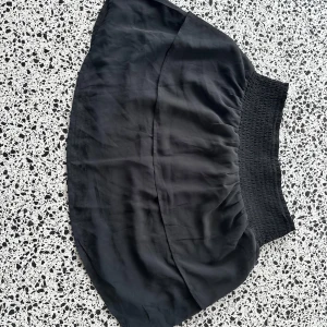 Svart kjol från ONLY - Snygg svart kjol från ONLY med elastisk midja för en bekväm passform. Kjolen har en enkel och stilren design som passar till många olika tillfällen. Nästan aldrig använd. 