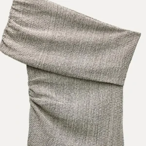 Grå/brun offshoulder topp från Zara - Snygg grå offshoulder topp från Zara i ett mjukt och bekvämt material. Perfekt för en stilren look. Passar bra till både jeans och kjol. aldrig använd