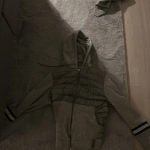 Moncler Cardigan - Skick 9/10 knappt använd. köptes på plick pris 4000 kr. Storlek XL men passar L.  Vill ha bort därför är priset lågt. Priset kan också diskuteras vid snabb affär.
