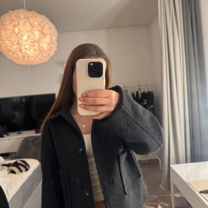 Grå kappa - Snygg grå kappa med klassisk design och knappar Passar bra till både vardag och mer uppklädda tillfällen.