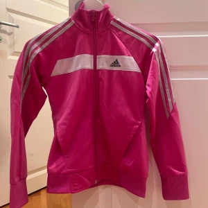 Rosa träningsjacka från Adidas - Säljer en snygg rosa träningsjacka från Adidas.