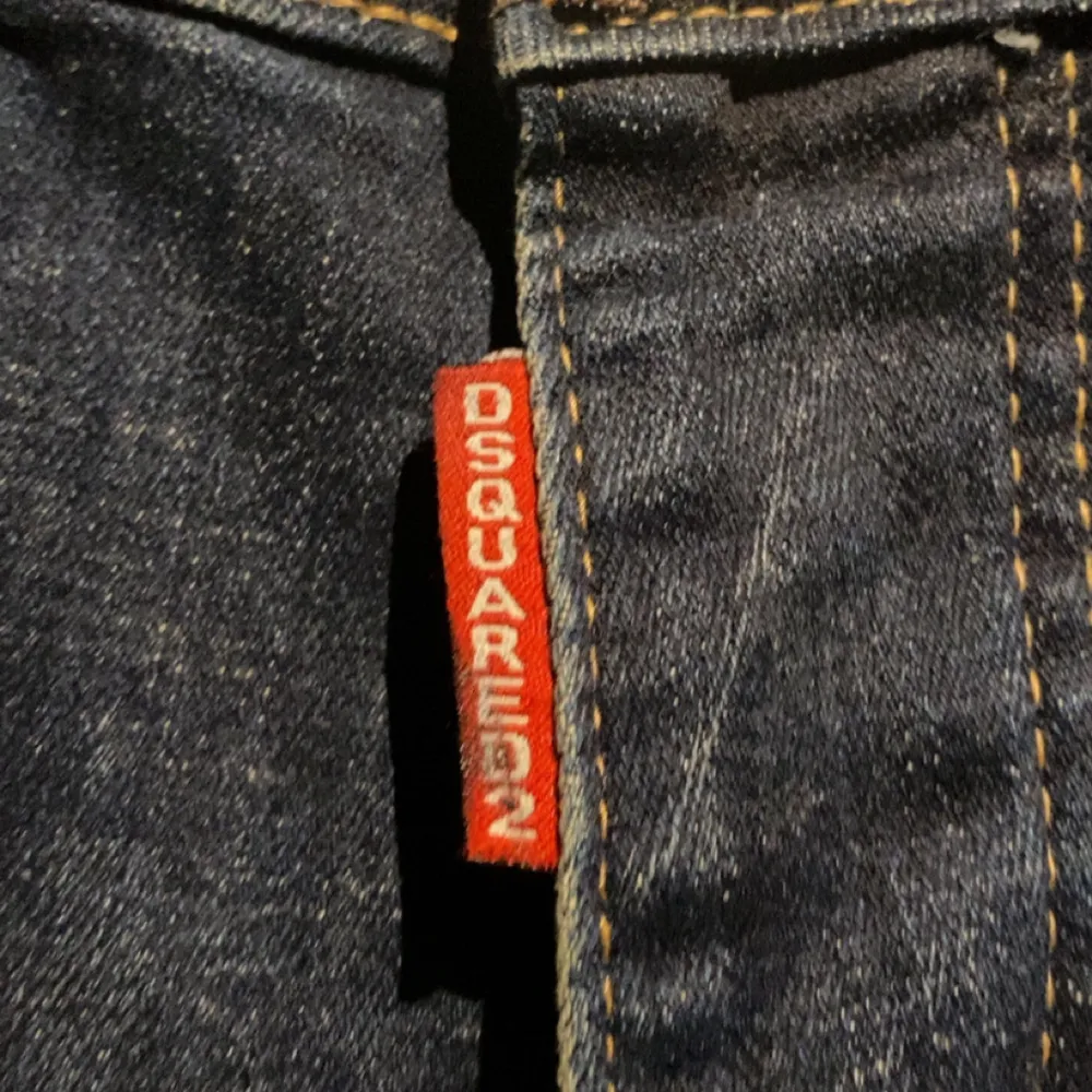 Snygga blå jeans från Dsquared2 med slitna detaljer och en cool, avslappnad look. De har en klassisk femficksdesign och en knappgylf. Perfekta för en trendig stil.. Farkut & Housut.