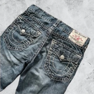 True religion jeans - Fina true religion jeans. Dem är i fint skick men finns en liten lagning vid benöppningen typ som ej är synlig kan skicka bild. Kom pm för mer info 