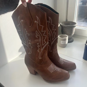 Cowboyboots storlek 37 och 40 - Säljer detta cowboyboots som aldrig är använda. Säljs i både storlek 40❤️