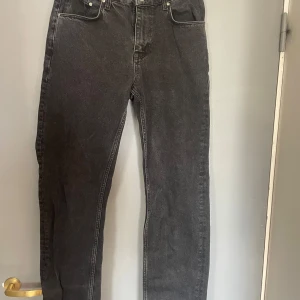 Svarta jeans från ASOS Design - Snygga svarta jeans från ASOS Design. De har en klassisk femficksdesign och är tillverkade i Turkiet. Perfekta för en stilren look.