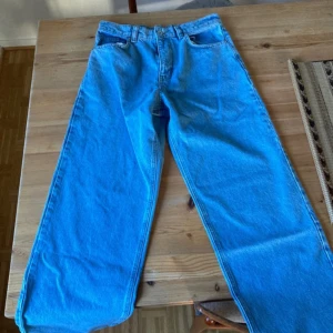 Blå jeans från Axel Arigato - Zine Relaxed-Fit Jeans  - Snygga ljusblå jeans från Axel Arigato. Nypris 1.950sek. Aldrig använd, fick byxorna som present.
