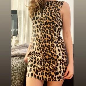 Leopardmönstrad klänning ärmlös - Snygg leopardmönstrad klänning med ärmlös design. Kort och fin passform, hör gärna av dig om du vill se fler bilder!!Använd vid 1 tillfälle