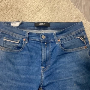Blå grover hyperflex replay - Tja! Säljer dessa feta replay hyperflex jeans som har används riktigt försiktigt. Detta är pågrund av att jag har tröttnat på dom, annars är det inga fel på dom och möts gärna upp i Göteborgs området, priset är ej hugget i sten, va inte rädda för att skriva!!!