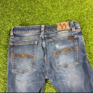 Nudie Jeans - Säljer ett par feta Nudie jeans, de är i fint skick skulle jag säga och är i storlek W32/L32. Tvivla inte att skriva till mig om ni har några funderingar!🌟