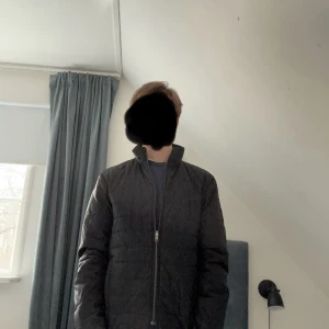 Svart quiltad jacka från Snoot - Snygg svart quiltad jacka från Snoot med dragkedja framtill. Perfekt för kyligare vårdagar med sin stilrena design och bekväma passform.