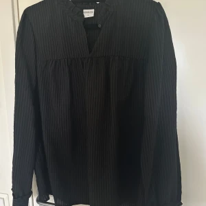 Långärmad blus  - Långärmad luftig blus