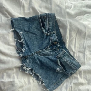Lågmidjade jeansshorts  - Lågmidjade jeansshorts från Brandy Melville. Bra skick och säljer då de inte passar. Skriv om du undrar något och pris kan diskuteras☺️.          Midjemått:37 rakt över