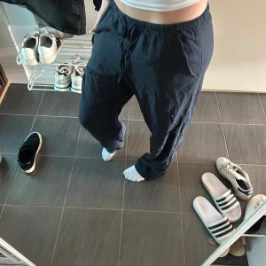 Svarta mjukisbyxor - Säljer ett par mörkblåa linnebyxor med elastisk midja. Byxorna har en loose passform och är perfekta alla olika tillfällen.
