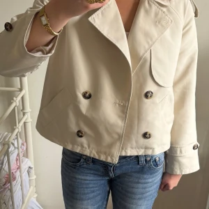 Trenchcoat  - Jättefin vårjacka! Ganska tunt material så passar fint nu till våren när det nu börjar bli lite varmare ute. Jackan är nästintill oanvänd, den kommer inte till användning för mig så säljer vidare. 🩷stl 36 - 38. Så stl small. 