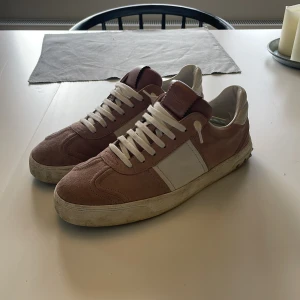 Ros/beigea Valentino flycrews - Snygga ros/beigea valentino flycrews i 9/10 skick. Fattas ändast 1 nit. Skorna har en rund tå och är tillverkade i mocka med en vit sula. Perfekta för en avslappnad stil och perfekt nu inför sommaren. Hör av er vid frågor eller funderingar! Är öppen för byte i Stockholm 