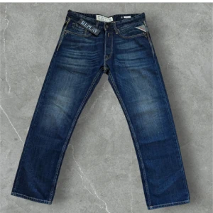 Blå jeans från Replay - Säljer dessa blåa jeans från Replay helt nya med med lappen kvar. en klassisk straight fit. De har en lätt tvättad look och fem fickor. Perfekta för en avslappnad stil.