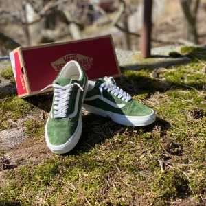 Gröna mocka sneakers från Vans - Säljer ett par gröna Vans i mocka med vit sula och snörning. Skorna har den klassiska vågiga sidodetaljen i vitt och en gummisula med bra grepp. Perfekta för en avslappnad stil. Hör av dig vid frågor el funderingar!🙌