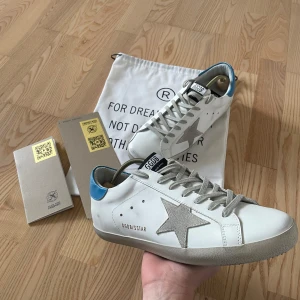 Golden Goose - Riktigt snygga Golden Goose!🌟 Storlek 42. Bara använda ett fåtal gånger, skick 9/10! OG Dustbag fås med, kvitto och äktshets bevis finns! Hör av dig vid intresse eller minsta fundering!😊