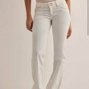 Nelly jeans vita - Jättefina slutsålda jeans från Nelly. Passade inte mig, använda 1 gång. 