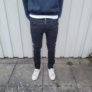 Replay Anbass jeans  - Replay jeans - Modell: Anbass - Storlek: W29/L30 - skick: 9,5/10 - Nypris runt 2000kr - Hör gärna av vid minsta fundering eller fråga🙌🏼😊
