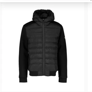 Svart cardigan  - Stilren svart cardigan från Italia By Versace med luva. Jackan har säljs nu då den va för liten för mig och Köpte ny jacka nu . Perfekt jacka nu till våren. Köpte den för 3000kr och är i nyskick 9,2/10. Vid mer frågor skriv 💬. Kommer kunna gå ner i pris vid än snabb o smidig affär. Kan frakta eller mötas upp runt om nkpg och Lkpg
