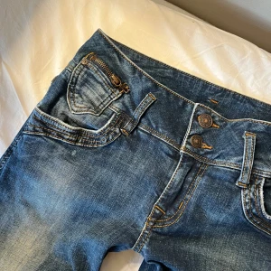 LTB jeans  - Snygga lågmidjade jeans med slitningar och dubbla knappar i midjan. De har en klassisk femficksdesign och dragkedja. Säljer då de aldrig kommit till användning pågrund att att de är för stora. Pris går att diskutera!