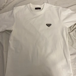 Vit t-shirt från Prada - Den är aldrig använd, fick som present men inte min stil. Den har lite fläckar vid märket som ska rengöras. Helt splitterny!