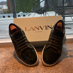 Gröna  sneakers från Lanvin - Snygga gröna sneakers från Lanvin med en stilren design. Skorna har en blank tå och snörning framtill. Perfekta för en trendig look. Box medföljer och extra snören. Skick 9/10 