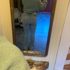 Blå jeans från 157 - Säljer ett par klassiska blå jeans med hög midja. De har en bootcut passform och är perfekta för en avslappnad stil. Använda ca 3 gånger kanske