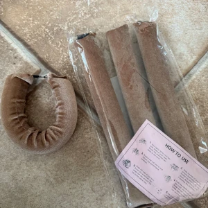 Heatless curls 4st rullar  - Nya i förpackning. Helt oanvända! Endast tagit ur förpackning för bilder.  Vakna upp med fint svall och volym efter du sovit med dessa!   