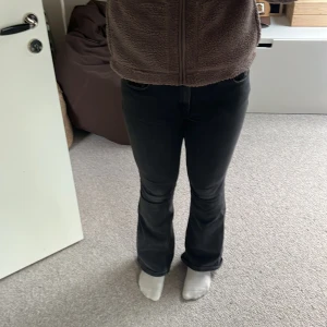 svarta jeans  - svarta jeans från lager, knappast använda ! 