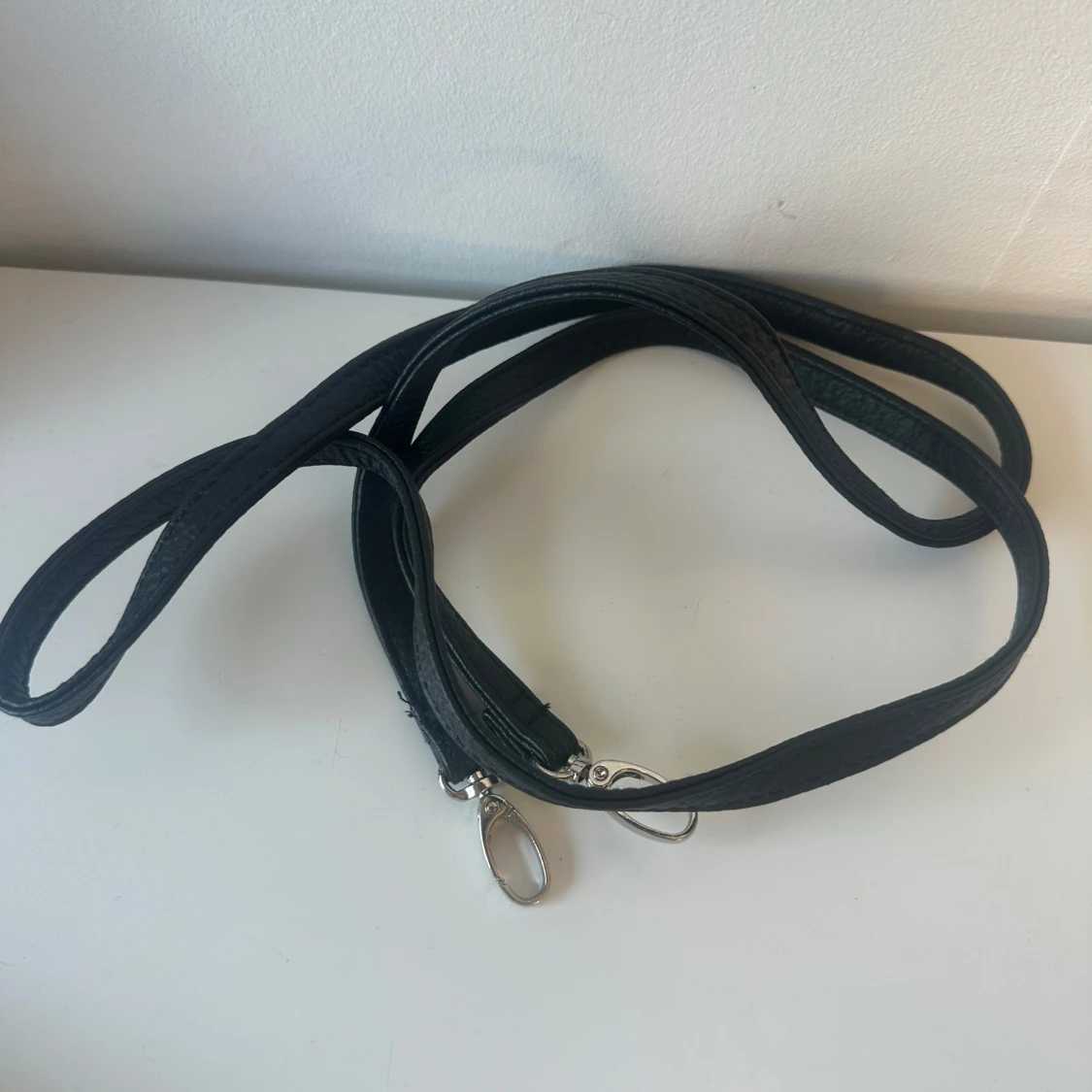 Svart axelväska med nitar - 2