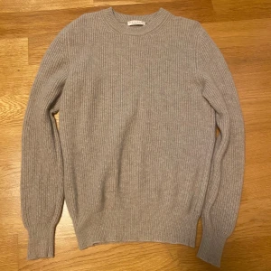 Luca Faloni – Lyxig rundhalsad tröja i fyrtrådig kashmir - Säljer en nästintill oanvänd tröja från Luca Faloni i 100 % A-grade fyrtrådig kashmir, stickad i Bergamo, Italien. Klassisk rundhalsad modell med chunky ribbstickning, avslappnad passform och ca 450 g vikt (gauge 7) – varm, mjuk och lyxig. Storlek S men passar definitivt M.  Medföljer: kvitto, dust bag och originalpåse.  Nypris: ca 5000 kr Mitt pris: 2000 kr