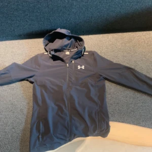  Under Armour jacka - Hej säljer min under armour vanish jacka som inte säljs längre Storlek S. Har använt den ett par gånger inte så mycket. Hör av er för mera bilder😁