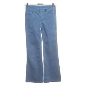 Blå manchesterbyxor med bootcut - Snygga blå manchesterbyxor med bootcut-stil. Byxorna har en klassisk femficksdesign och stängs med dragkedja och knapp. Perfekta för en avslappnad look. Storlek 38 men jag skulle säga att de passar mer som S/36 