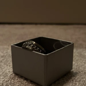 Fin ring - Det är en sådan som kan snurra på, tvär ballt. Dock finns ingen 925 stämpel men det är inte en sådan som färgar av sig och blir grön eller så. 20mm innerdiameter. Aldrig använd. 