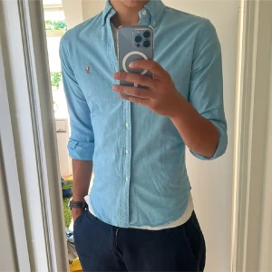 Ralph Lauren Skjorta  - Säljer en stilren ljusblå skjorta från Ralph Lauren. Den är i väldigt bra skick om ni har någon fråga är de bara att skriva🙌
